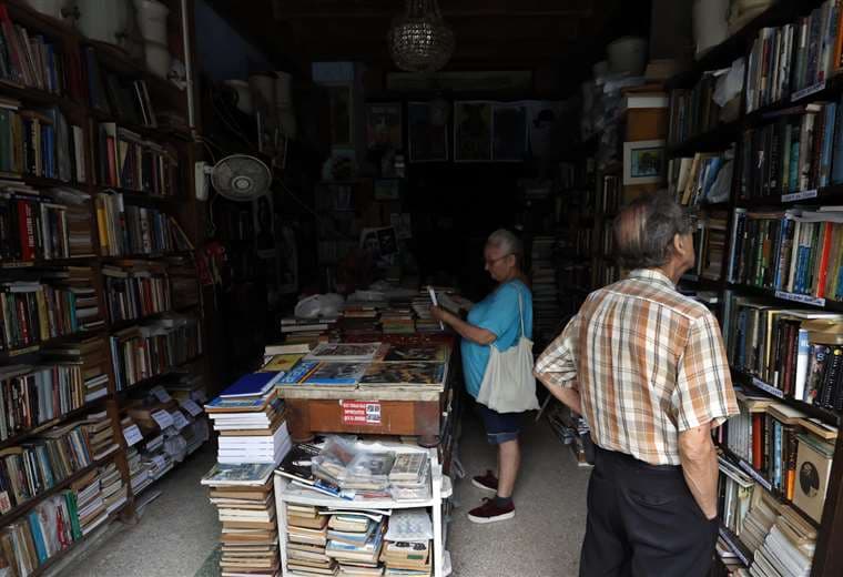 Personas al interior de una librería sin electricidad este viernes, en La Habana. EFE