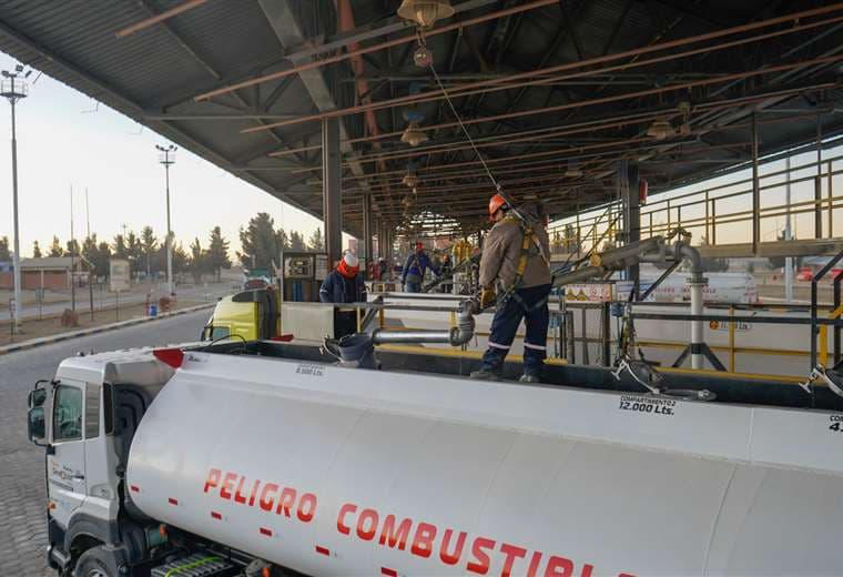 ANH y YPFB: más de 500 cisternas de combustible están retenidas en los bloqueos y más de mil están en tránsito