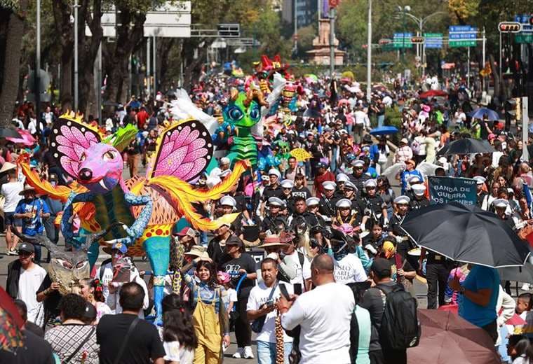 Desfile de alebrijes marca inicio de festividades de Día de Muertos en Ciudad de México