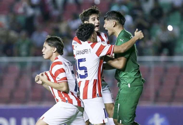 Los paraguayos inician el festejó tras derrotar a Ecuador en los penales. Foto: APF