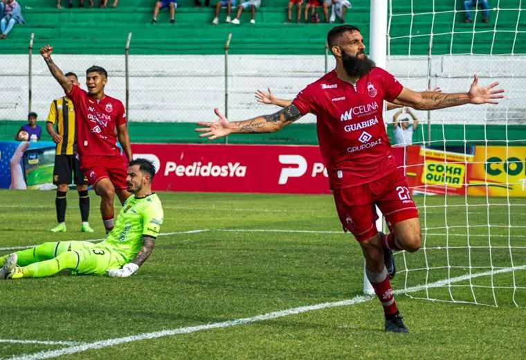 Quintana (dcha.) inicia el festejo luego de anotar su gol. Foto: APG Noticias