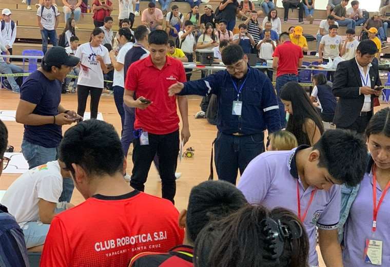 Yu Long Ricardo Wang fue jurado en una competencia de robótica