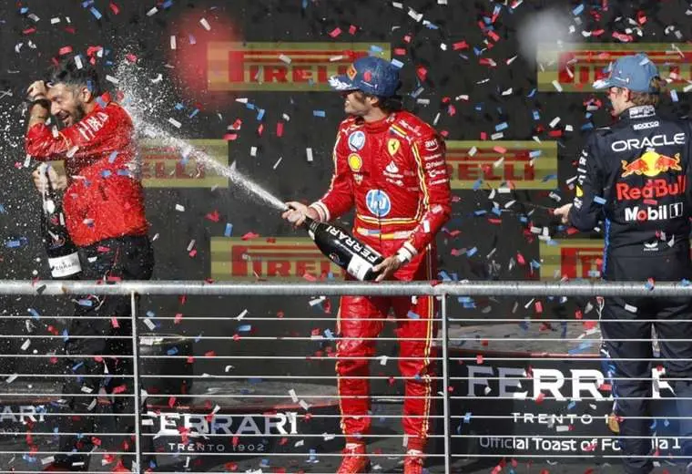 Charles Leclerc (c.) festeja su victoria durante la premiación. Foto: EFE