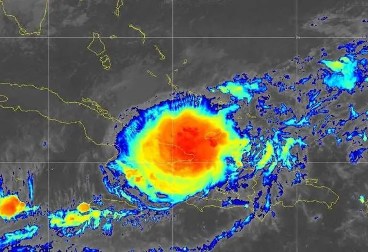 Oscar se degrada a tormenta tropical tras tocar tierra en Cuba como huracán, en medio de una crisis energética que ha dejado a la isla sin luz