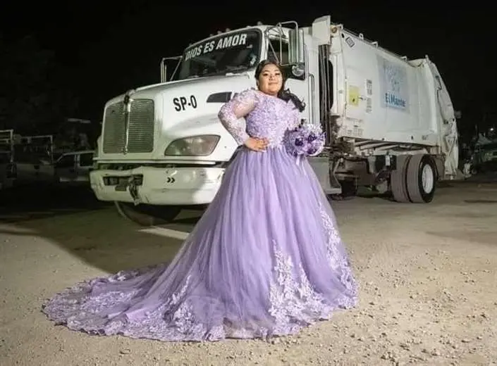 Quinceañera tuvo su sesión de fotos junto al camión recolector de basura que maneja su papá