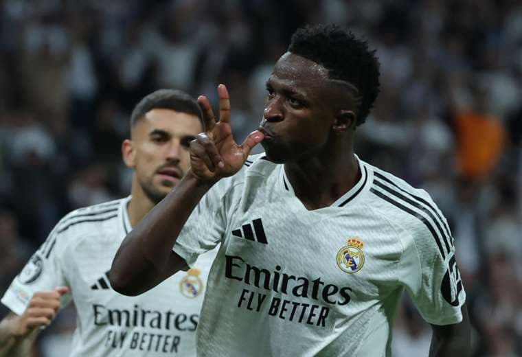 Con sus tres goles, Vinicius fue la estrella en el Santiago Bernabéu. Foto: EFE