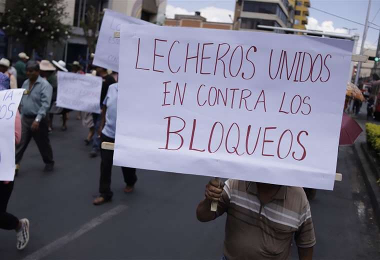 Lecheros protestan, en Cochabamba, por los bloqueos de caminos /Foto: APG