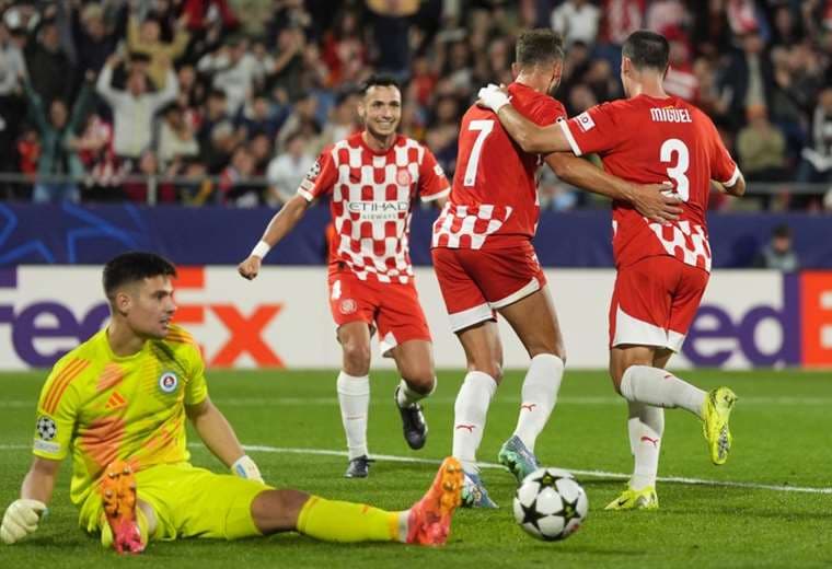 Jugadores del Girona festejan y el arquero del Slovan Bratislava lo sufre. Foto: EFE