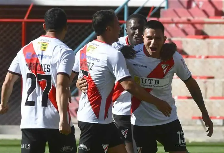 Héctor Cuéllar (dcha.) celebra su gol, que fue fantástico. Foto: APG Noticias