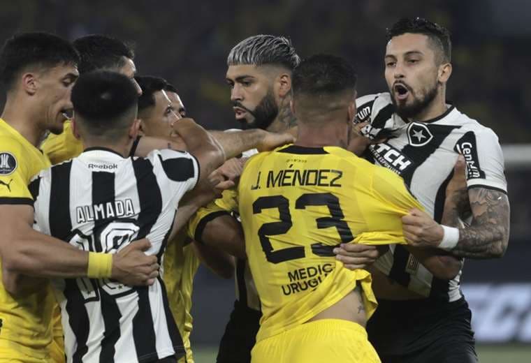 Hubo ánimos caldeados de los protagonistas durante el partido. Foto: EFE