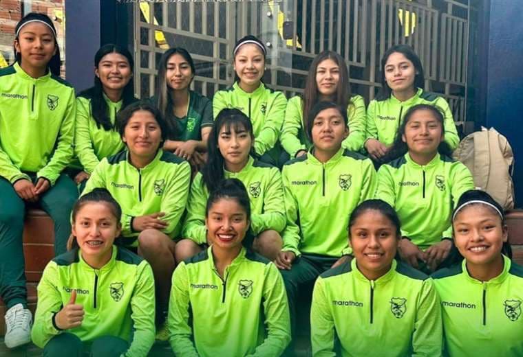 Jugadoras de la selección boliviana que ya se encuentran en Paraguay. Foto: FBF