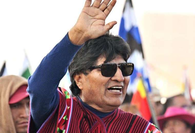 El expresidente de Bolivia Evo Morales denuncia un ataque contra el vehículo en el que viajaba