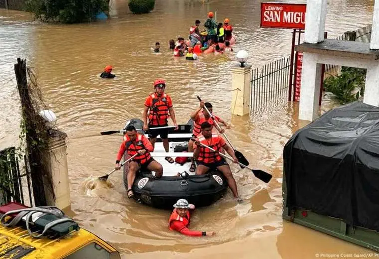 Sube la cifra de muertos por la tormenta tropical Trami en Filipinas