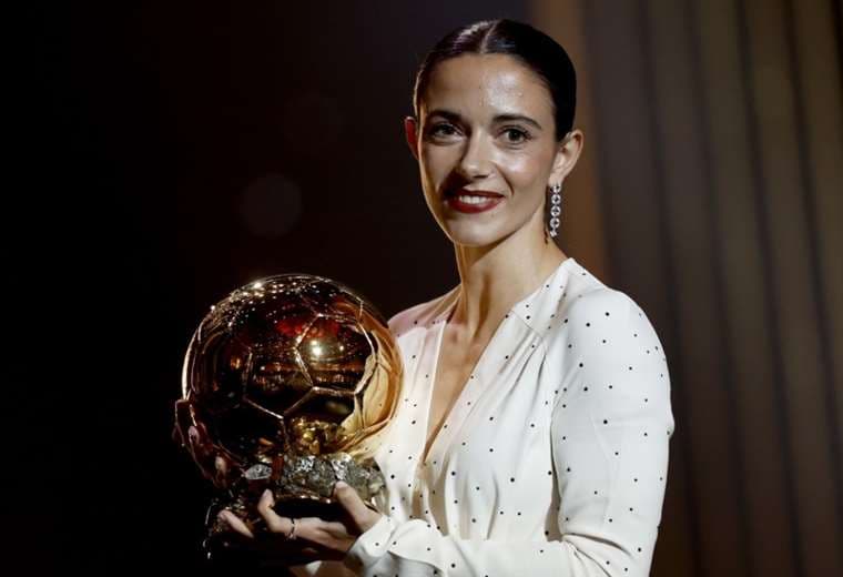 Aitana Bonmatí con su segundo Balón de Oro en las manos. Foto: EFE