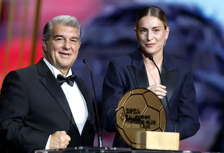 Joan Laporta y Alexia Putellas recibieron el premio del Barcelona. Foto: EFE