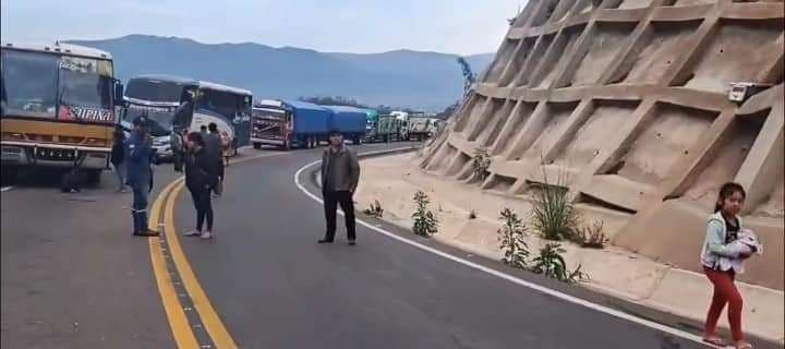 Grupos afines a Evo bloquean la ruta a los Valles cruceños y piden la renuncia de Arce