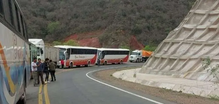 Policía desbloquea carretera en Mairana y restablece el paso hacia Santa Cruz