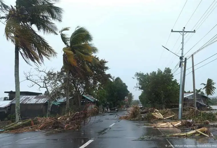 Tormenta Kong-rey amenaza Filipinas después de mortal ciclón