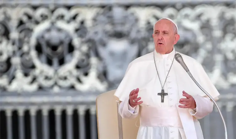 El papa: "Italia no hace hijos y necesita a los migrantes, que deben ser integrados"