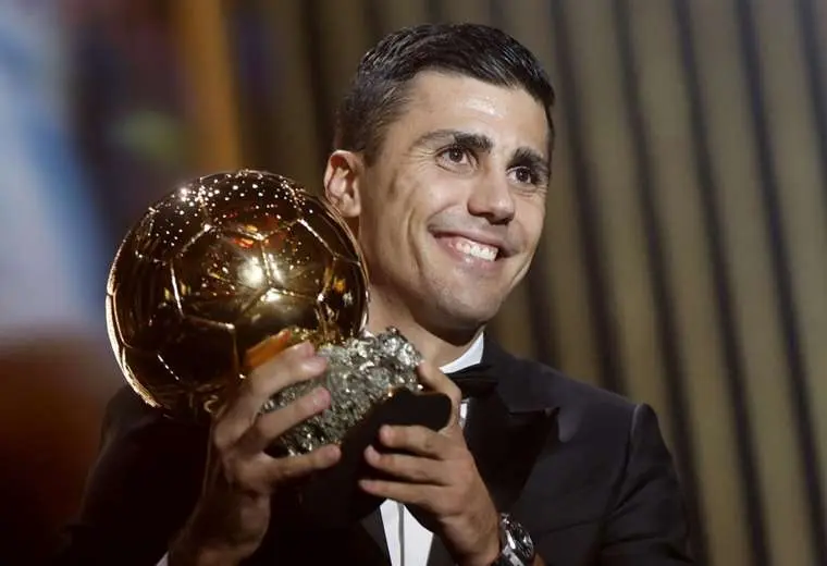 Rodri no ocultó su felicidad cuando tuvo el Balón de Oro en sus manos. Foto: EFE