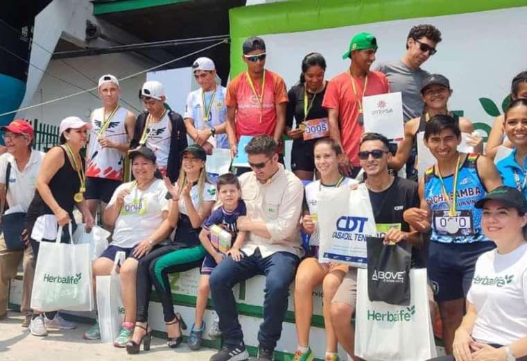 Los ganadores de las diferentes categorías en el podio de la corrida. Foto: CPDSC 