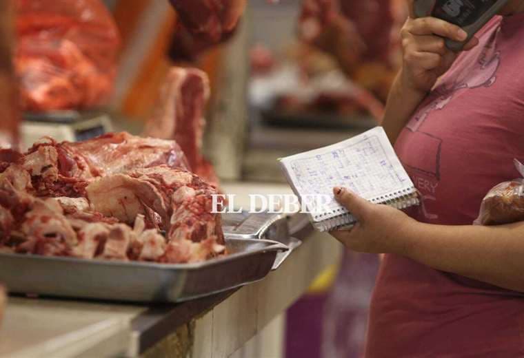 Venta de carne en el mercado Mutualista / Foto: Ricardo Montero