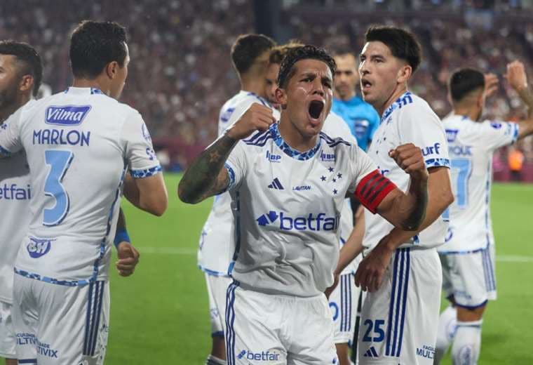 Jugadores de Cruzeiro celebran el gol marcado por Kaio Jorge. Foto: EFE