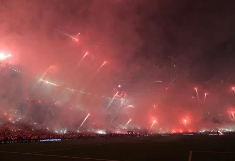 Así lució el estadio Más Monumental la noche del martes. Foto: EFE