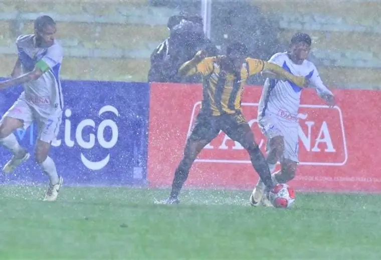 La lluvia perjudico el desarrollo del partido entre el Tigre y el santo. Foto: APG