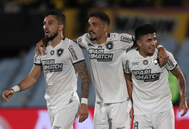 Jugadores de Botafogo festejando la clasificación en el estadio Centenario. Foto: EFE