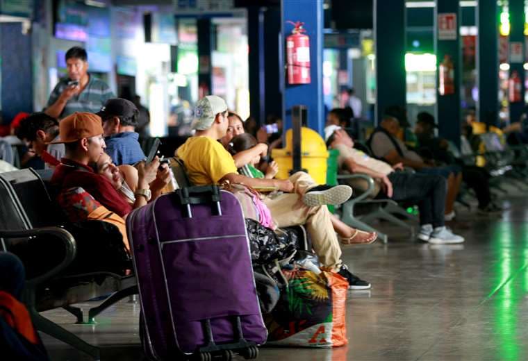 La gente toma rutas alternas y paga hasta un 50% más para viajar al interior del país