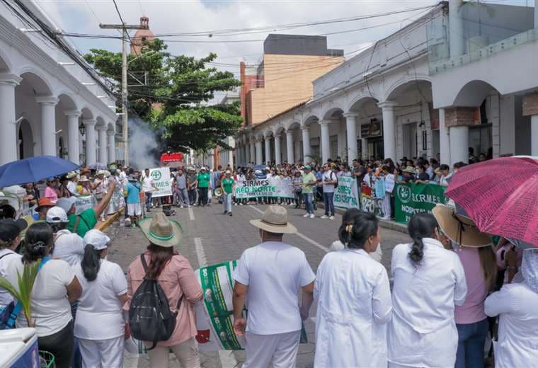 Cuestionan viaje del alcalde en medio de la crisis en salud y problemas con el transporte