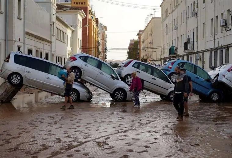 La alerta "tardía" y otras dudas en torno a las peores inundaciones del siglo en España que dejan al menos 95 muertos