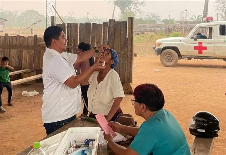 Brigadas médicas atienden a personas afectadas por los incendios 