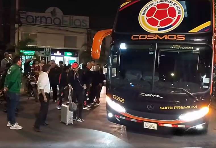 Colombianos descienden del bus en el Hotel Cochabamba. Foto: Captura de pantalla