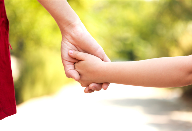 Un niño salva a su madre tras escuchar su llanto cuando era agredida por su exconcubino