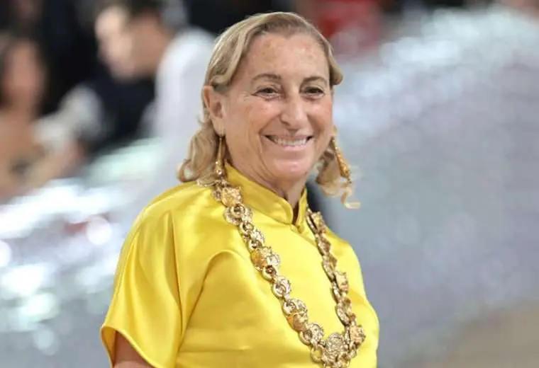 Miuccia Prada, la italiana que dejó las ciencias políticas y el mimo para convertirse en uno de los personajes ricos y famosos del mundo de la moda