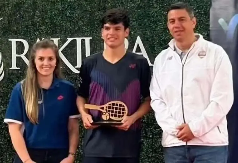 Juan Carlos Prado (c.) con su trofeo de campeón en Paraguay. Foto: Juan C. Prado