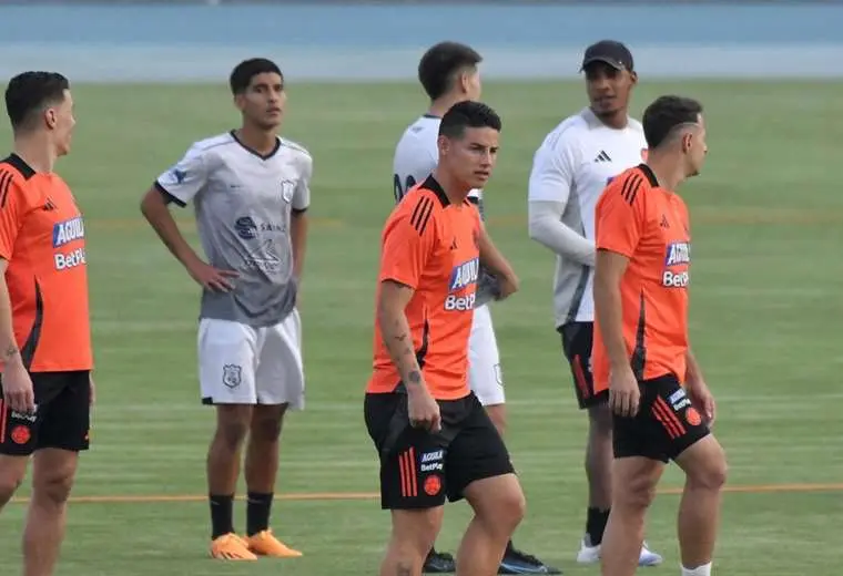 Entrenamiento de Colombia en el estadio Félix Capriles de Cochabamba. Foto: EFE