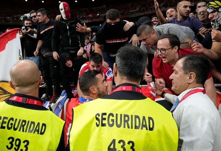 El Atlético de Madrid expulsa a nueve socios por los incidentes en el clásico