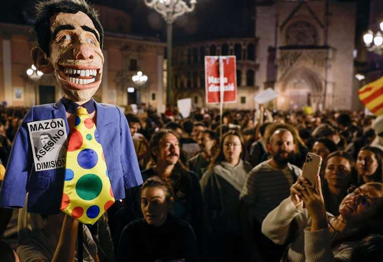 "Nosotros estamos manchados de barro, ustedes de sangre": la masiva manifestación por la respuesta de las autoridades al desastre de la DANA