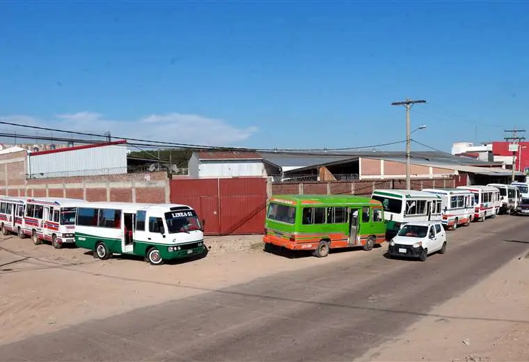 Siguen las filas a pesar del anuncio de YPFB de un incremento de los cupos de combustible