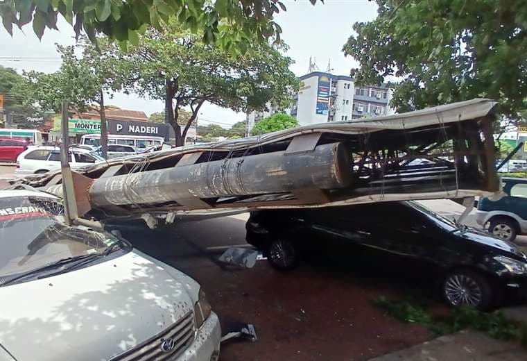 Vientos causan destrozos y universitaria resulta herida por la caída de un árbol