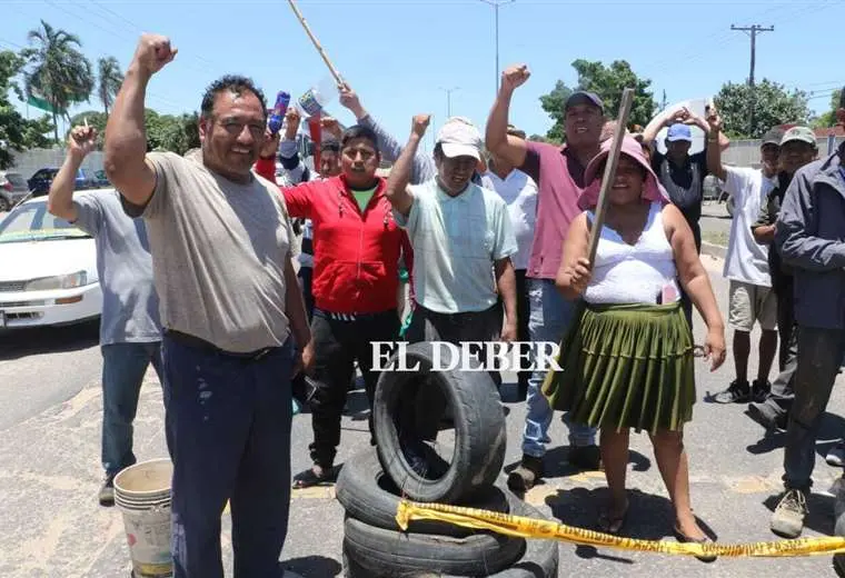 Transportistas toman medidas por cuenta propia y bloquean las rutas hacia Cotoca y los valles, en demanda de diésel