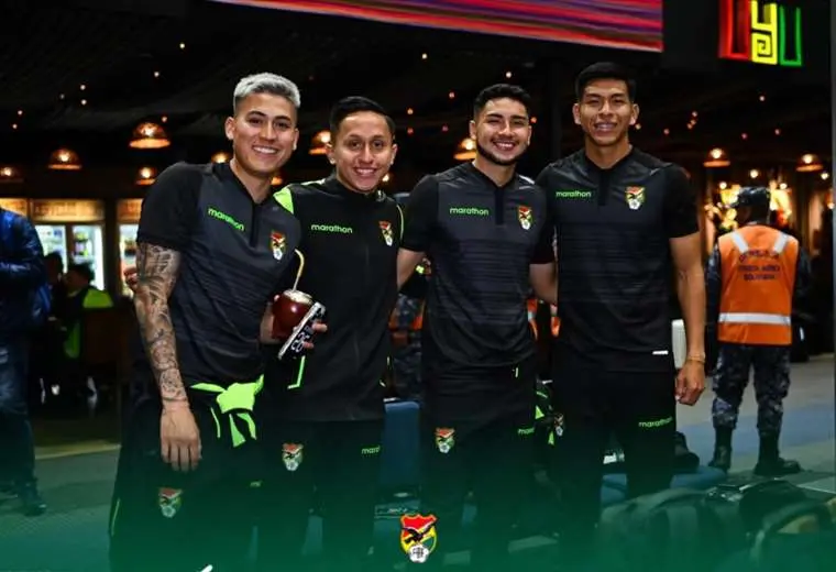 Jugadores de la selección boliviana en el aeropuerto de El Alto. Foto: FBF