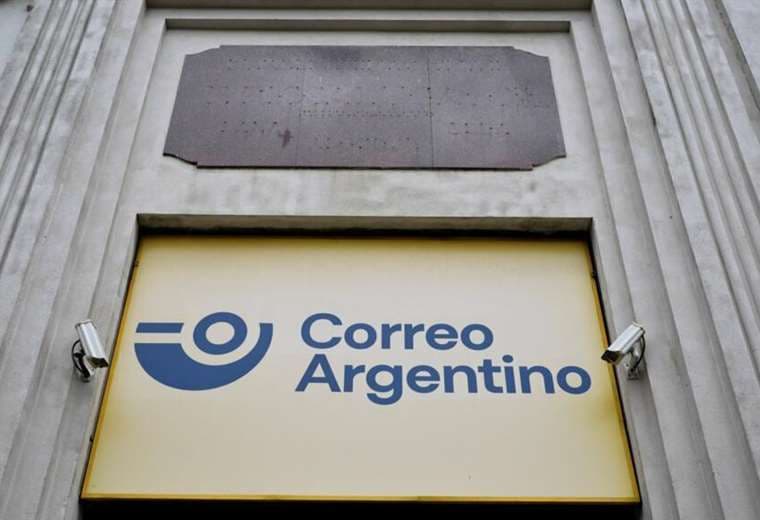 El Gobierno de Milei anuncia que prevé privatizar la empresa de correo de Argentina