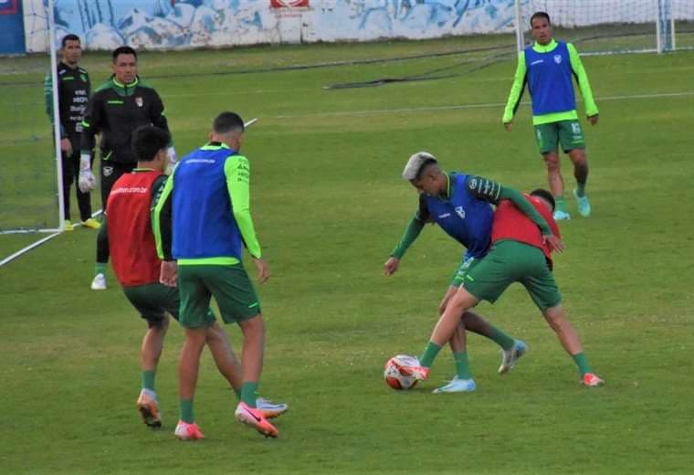 La selección se entrenó en Achumani, en el complejo de The Strongest. Foto: APG 