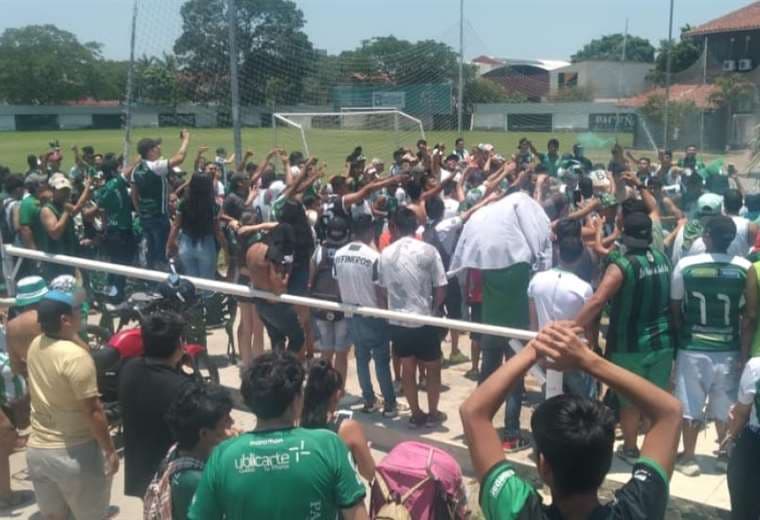 Banderazo de los hinchas para los jugadores de Oriente Petrolero (video)