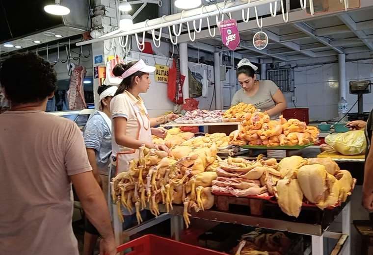 Controles en mercados: vendedora de pollo que cobró con sobreprecio devolvió la diferencia, conminada por el Municipio