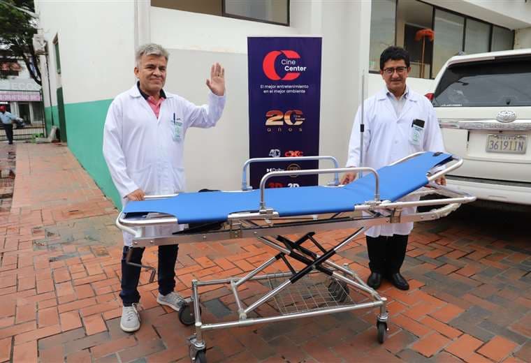 Cine Center dona dos camillas plegables para ambulancias del hospital San Juan de Dios